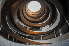 <strong>一座形似“飞龙”的建建群正破浪而</strong>